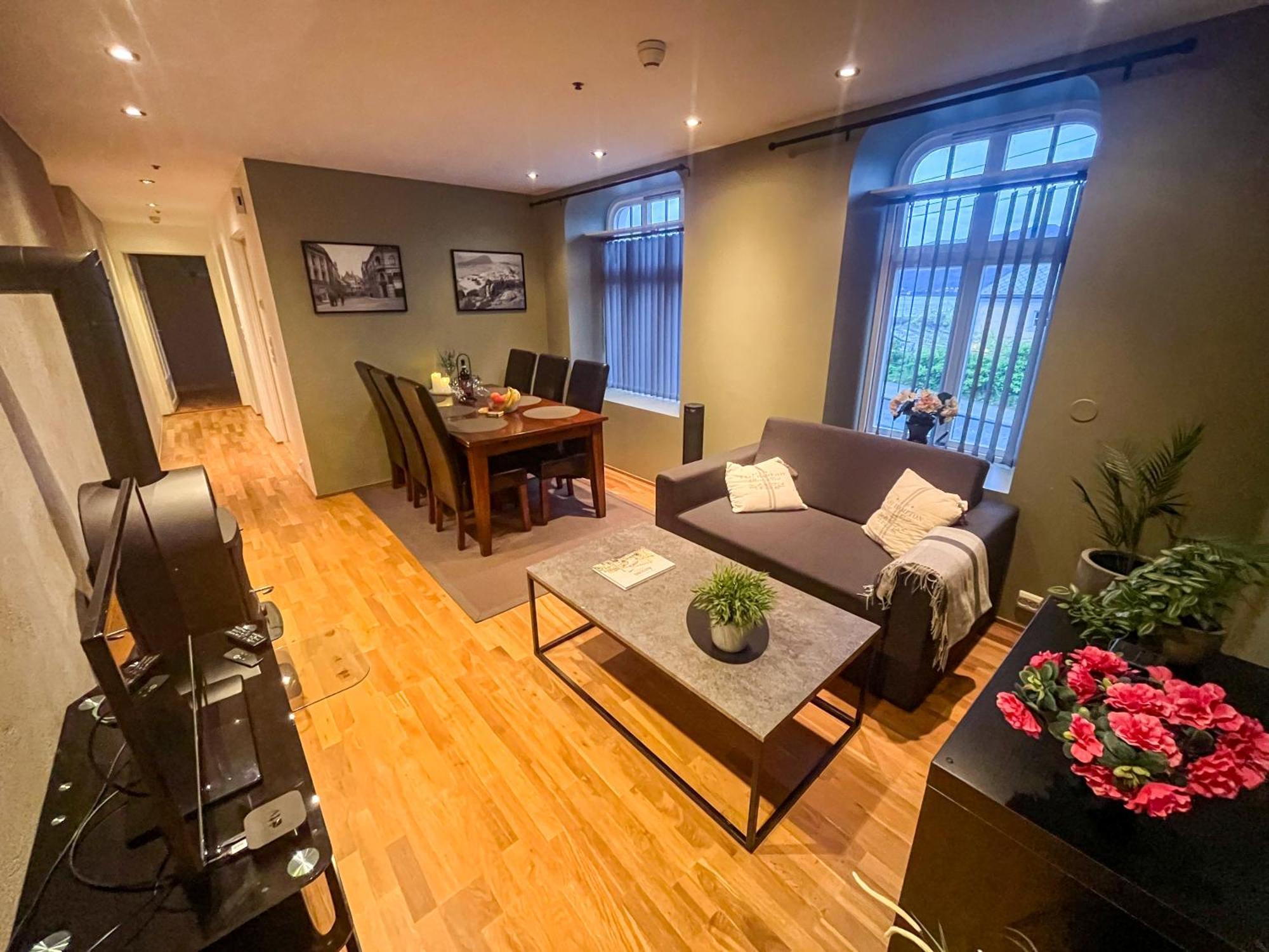 Two-Bedroom City Apartment With Fire Place, Free Parking And Fjordview Terrace - Calm And Central โอเลซุนด์ ภายนอก รูปภาพ